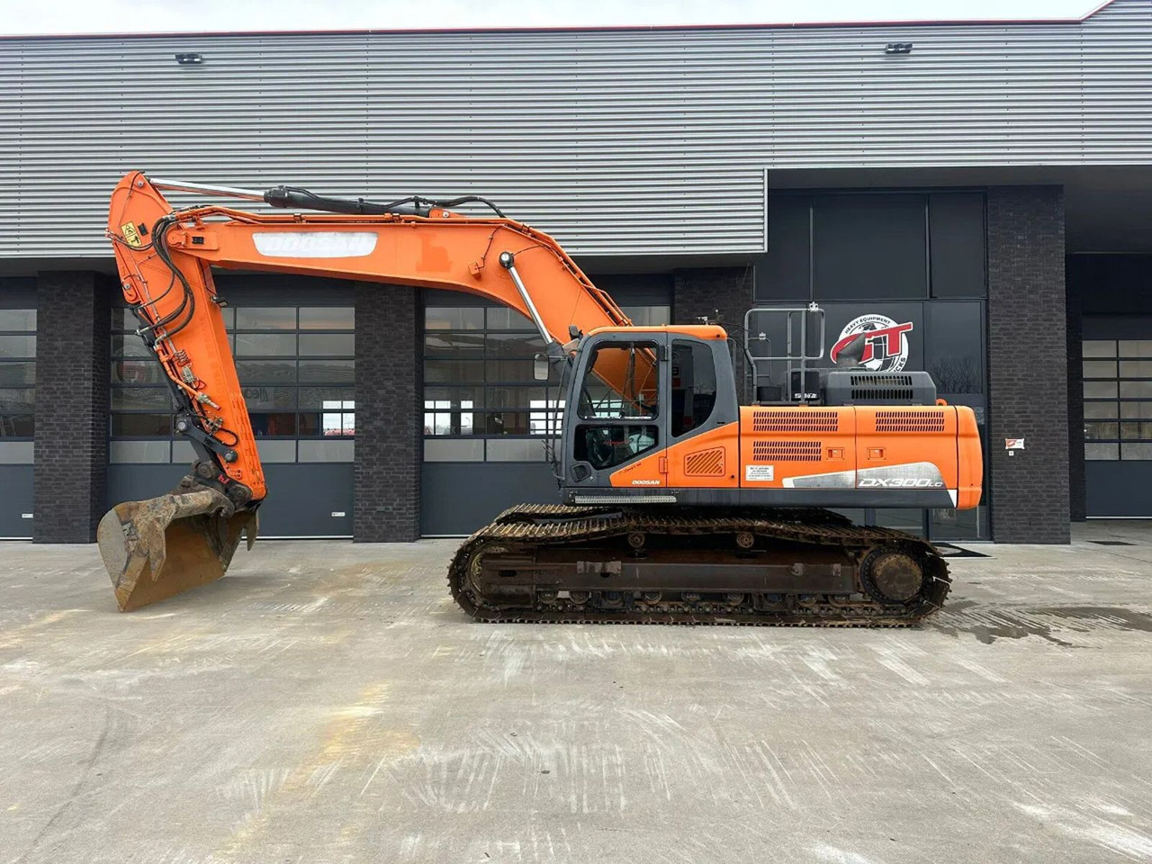 Doosan DOOSAN DX 300 LC - Гусеничный экскаватор: фото 1 Doosan DOOSAN DX 300 LC - Гусеничный экскаватор: фото 1