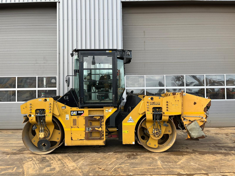 Caterpillar CB44B - CE certified / sidecutter / AC cabin - Каток: фото 1 Caterpillar CB44B - CE certified / sidecutter / AC cabin - Каток: фото 1