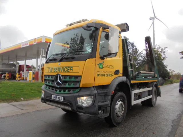 Mercedes-Benz Antos 1824 4X2 - Тросовый мультилифт: фото 1 Mercedes-Benz Antos 1824 4X2 - Тросовый мультилифт: фото 1