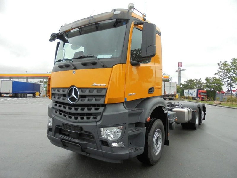 Mercedes-Benz Arocs AROCS 2848 6X2 - Грузовик-шасси: фото 1 Mercedes-Benz Arocs AROCS 2848 6X2 - Грузовик-шасси: фото 1