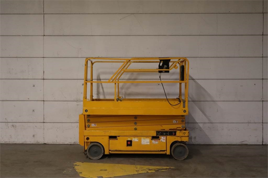 Haulotte Compact 10 - Ножничный подъемник: фото 1 Haulotte Compact 10 - Ножничный подъемник: фото 1