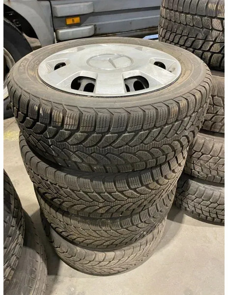 Bridgestone *Mercedes deksels met banden*205/55R16 - Шины и диски для Легковых автомобилей: фото 1