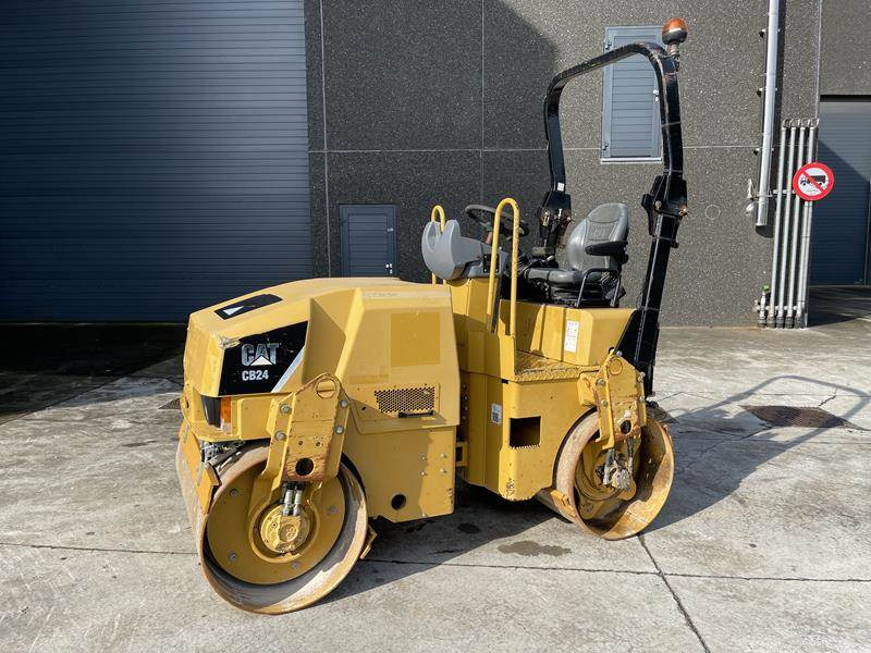 Cat CB 24 - Каток: фото 1 Cat CB 24 - Каток: фото 1