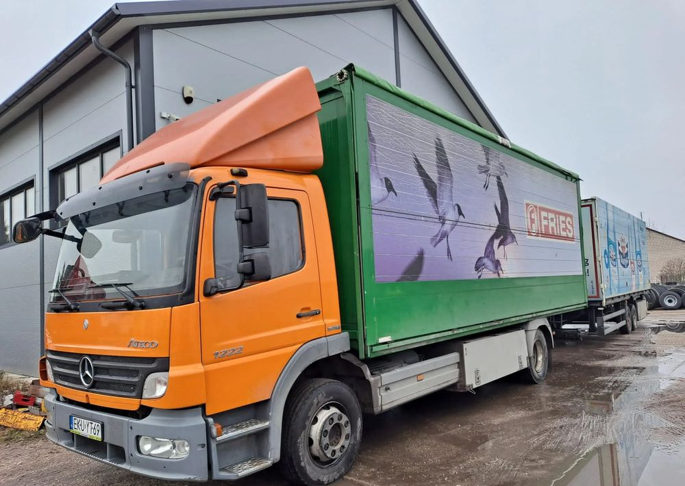 Mercedes-Benz Atego 1222 kontener do napoi - Грузовик с закрытым кузовом: фото 1 Mercedes-Benz Atego 1222 kontener do napoi - Грузовик с закрытым кузовом: фото 1