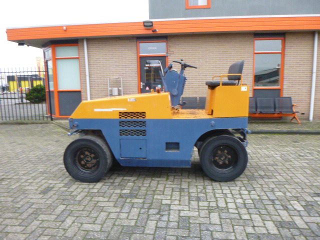 KOMATSU JW30-1 - Пневмоколесный каток: фото 1 KOMATSU JW30-1 - Пневмоколесный каток: фото 1