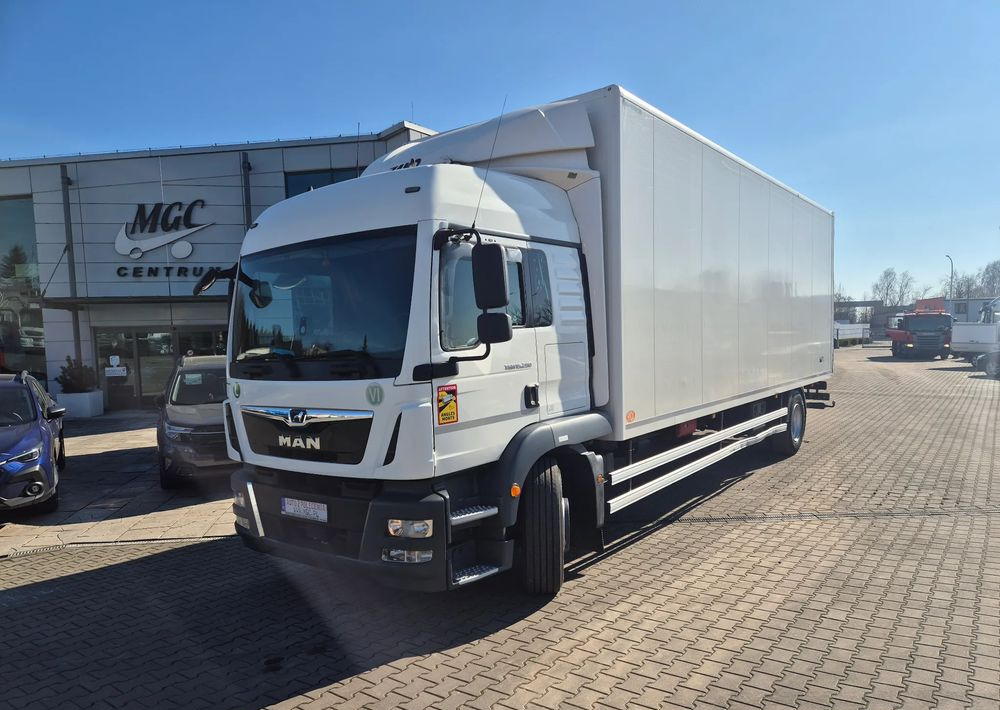 MAN TGM 15.290 / SOLIDNY KONTENER / BEZWYPADKOWY / PRZEBIEG Z DŁUGICH TRAS / 2 ŁÓŻKA / WINDA / EURO 6 / 20 EUROPALET - Грузовик с закрытым кузовом: фото 1 MAN TGM 15.290 / SOLIDNY KONTENER / BEZWYPADKOWY / PRZEBIEG Z DŁUGICH TRAS / 2 ŁÓŻKA / WINDA / EURO 6 / 20 EUROPALET - Грузовик с закрытым кузовом: фото 1