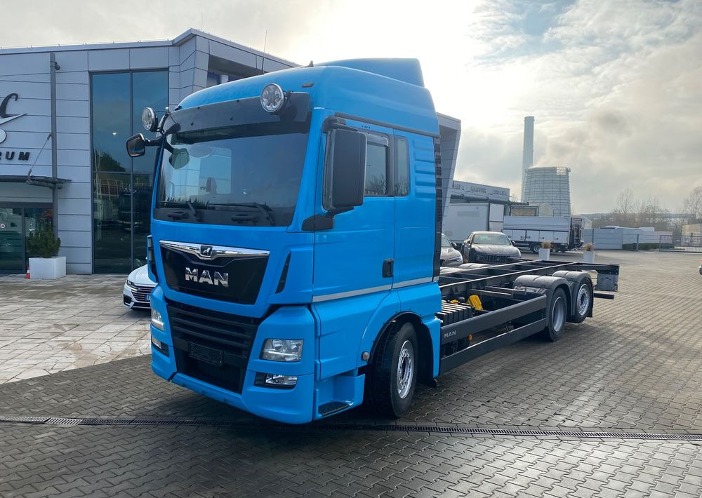 MAN TGX 26.500 / 6X2 / SERWIS na 496TKM /Stan IDEAŁ/E6/ BDF RAMA /6X2/ 3 OŚ SKRĘTNA + PODNOSZONA /SYPIALKA - Грузовик-шасси: фото 1