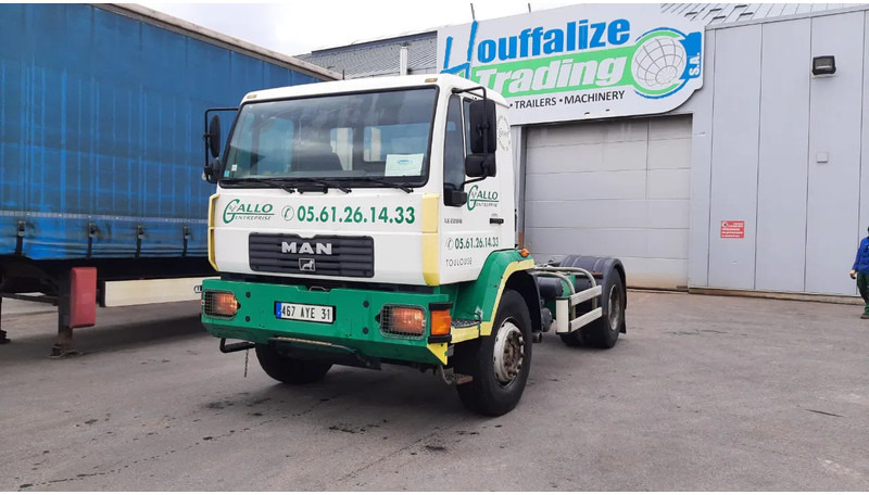 MAN LE 18.220 - full steel - big axle - manual - Грузовик-шасси: фото 1