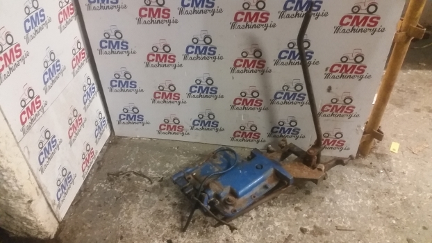 Ford 10 Series 7610, 7710, 7810, 7910, 8210 Gear Shift Cover E4nn7488aa - Трансмиссия для Тракторов: фото 1 Ford 10 Series 7610, 7710, 7810, 7910, 8210 Gear Shift Cover E4nn7488aa - Трансмиссия для Тракторов: фото 1