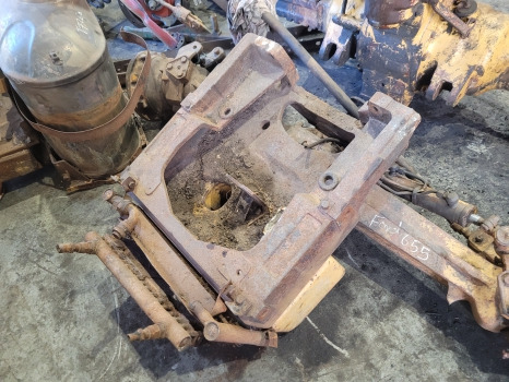 Ford C, D Series 655c, 655d Front Axle Support Frame Bolster E7nn3a042ce - Подвеска: фото 1