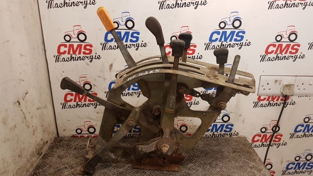 Massey Ferguson 4255 Cab Lift Rear Console Controls 3814519m92 - Кабина и интерьер для Тракторов: фото 1 Massey Ferguson 4255 Cab Lift Rear Console Controls 3814519m92 - Кабина и интерьер для Тракторов: фото 1