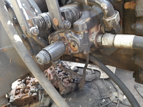 Massey Ferguson 6160, Fiaf F Valtra 6400 Hydraulic Lift Control Valve V31287110 - Гидравлика: фото 1 Massey Ferguson 6160, Fiaf F Valtra 6400 Hydraulic Lift Control Valve V31287110 - Гидравлика: фото 1