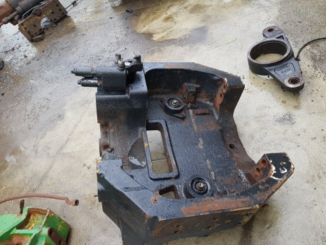 New Holland Case T7040, T7.260, Puma 165 Front Axle Support Bolster 84380307 - Подвеска: фото 1 New Holland Case T7040, T7.260, Puma 165 Front Axle Support Bolster 84380307 - Подвеска: фото 1