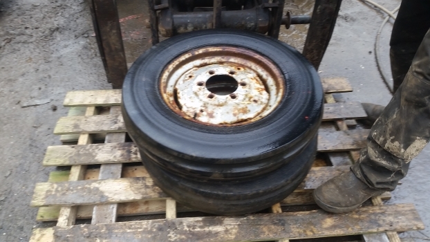 Old Stock Old Stock Wheel And Tyre Pair 1a03 - Колесо для Тракторов: фото 1 Old Stock Old Stock Wheel And Tyre Pair 1a03 - Колесо для Тракторов: фото 1