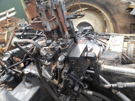 Valtra 6400 Hydraulic Auxiliary Valve Unit Assy - Гидравлика: фото 1 Valtra 6400 Hydraulic Auxiliary Valve Unit Assy - Гидравлика: фото 1