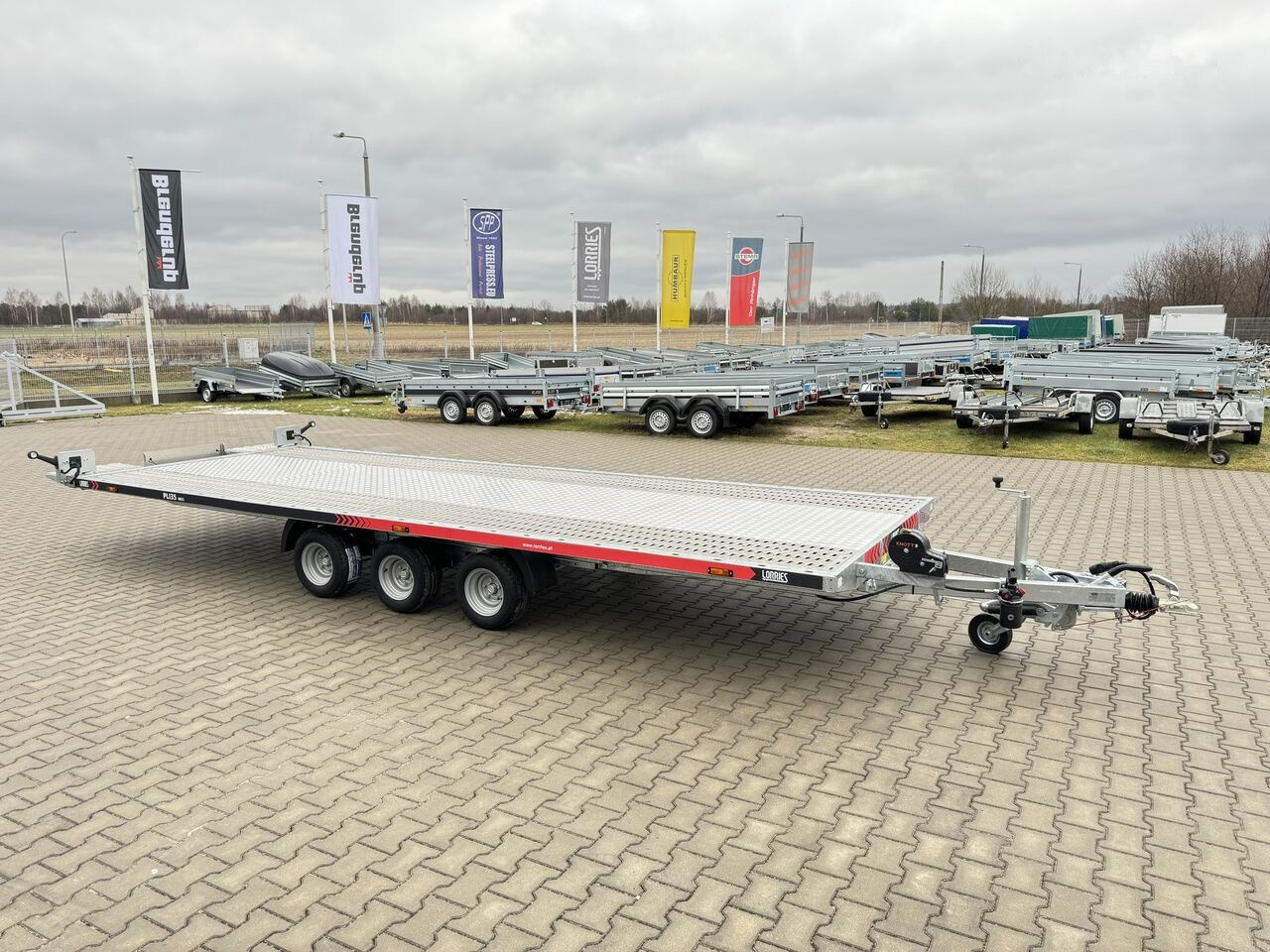 Lorries PLI35-6021 laweta 3-osiowa 635x216 cm 3500 kg ręczna pompa - Прицеп-автовоз: фото 1 Lorries PLI35-6021 laweta 3-osiowa 635x216 cm 3500 kg ręczna pompa - Прицеп-автовоз: фото 1