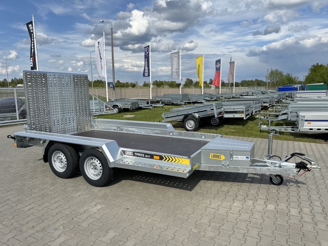 Lorries TPM35 361x175 cm GVW 3500kg machine excavator transporter bobcat - Низкорамный прицеп: фото 1