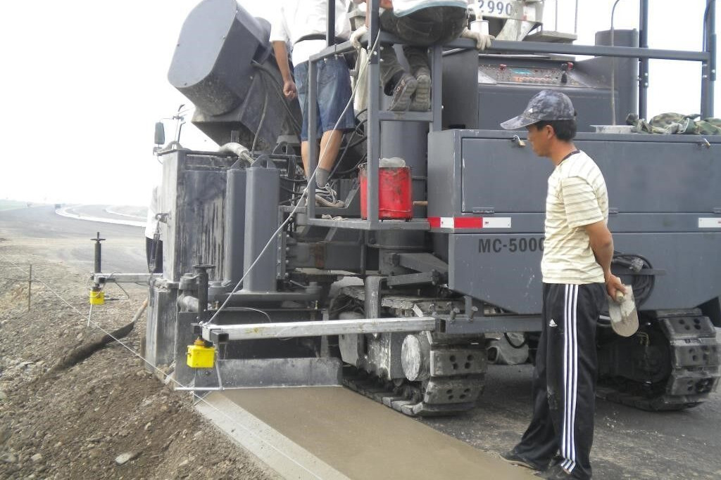 Kinglink MC5000 Concrete slipform paver for road ditch and gutter - Бетоноукладчик: фото 2 Kinglink MC5000 Concrete slipform paver for road ditch and gutter - Бетоноукладчик: фото 2