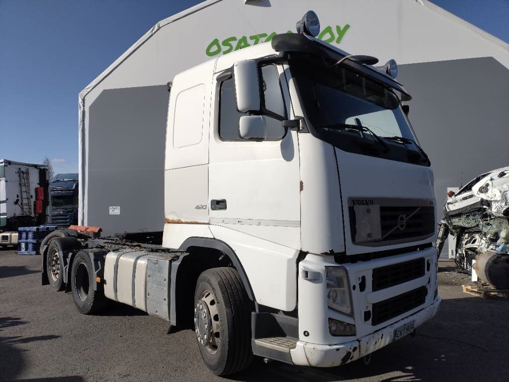 Volvo FH460 6x2 veturi kääntyvä teli - Тягач: фото 1 Volvo FH460 6x2 veturi kääntyvä teli - Тягач: фото 1