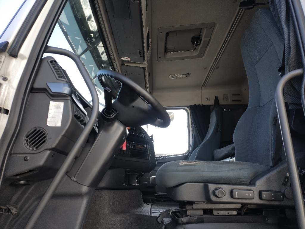 Volvo FH460 6x2 veturi kääntyvä teli - Тягач: фото 4 Volvo FH460 6x2 veturi kääntyvä teli - Тягач: фото 4