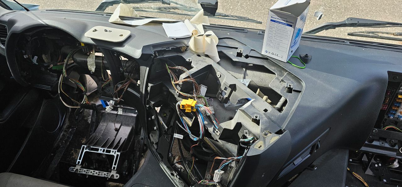 IVECO IVECO STRALIS EURO6 HI-WAY instrument panel kit from UK to EU, full set dashboard, remake set change driver position - Запчасти для Грузовиков: фото 1