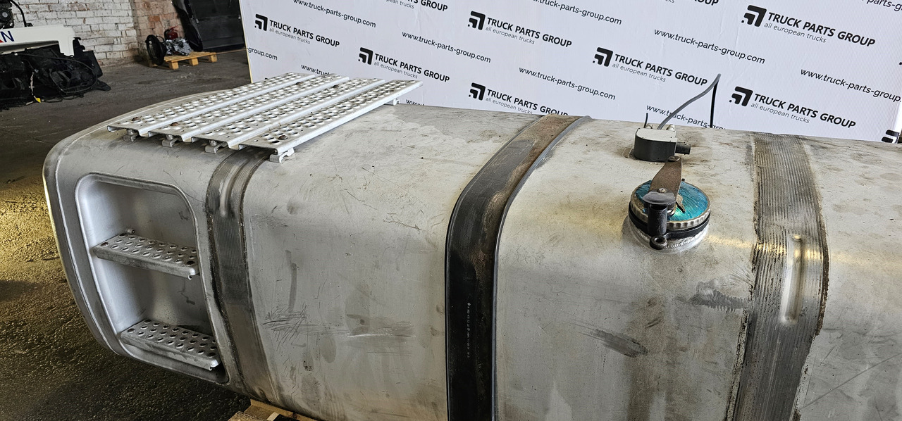 MERCEDES-BENZ Mercedes MP4 EURO6 fuel tank + AD BLUE 820L 9604703301, 9604705602, 9604705502, 9604706002, 9064705902, 9604705702, 9604704203, 9604704503, 9604702103, 9604703501, 9604701401 - Запчасти для Грузовиков: фото 1