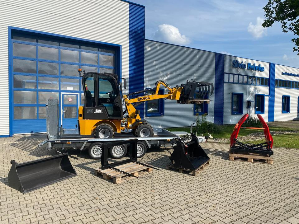 Radlader/Hoflader BK906 Kabine inkl. Tieflader und großem Zubehörpaket *INKL.19% MWST*BERGER KRAUS*PERKINS*CE*SOFORT!* - Компактный фронтальный погрузчик, Прицеп: фото 1 Radlader/Hoflader BK906 Kabine inkl. Tieflader und großem Zubehörpaket *INKL.19% MWST*BERGER KRAUS*PERKINS*CE*SOFORT!* - Компактный фронтальный погрузчик, Прицеп: фото 1