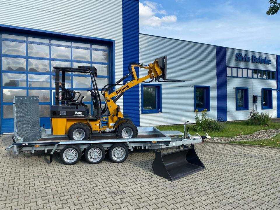 Radlader/Hoflader BK906 inkl. Tieflader und Gabel/Schaufelpaket *INKL.19% MWST*BERGER KRAUS*PERKINS*SOFORT!* - Компактный фронтальный погрузчик, Прицеп: фото 1 Radlader/Hoflader BK906 inkl. Tieflader und Gabel/Schaufelpaket *INKL.19% MWST*BERGER KRAUS*PERKINS*SOFORT!* - Компактный фронтальный погрузчик, Прицеп: фото 1