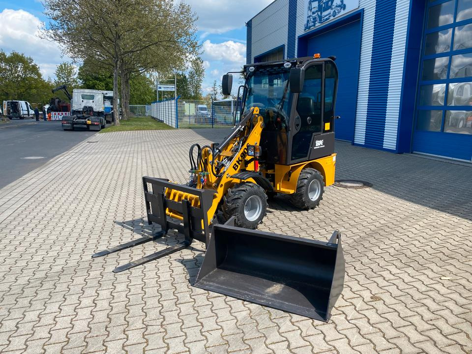 Radlader / Hoflader BK906 mit Kabine *INKL.19% MWST*PERKINS*BERGER KRAUS*GABELPAKET*CE*EURO* - Компактный фронтальный погрузчик: фото 1 Radlader / Hoflader BK906 mit Kabine *INKL.19% MWST*PERKINS*BERGER KRAUS*GABELPAKET*CE*EURO* - Компактный фронтальный погрузчик: фото 1