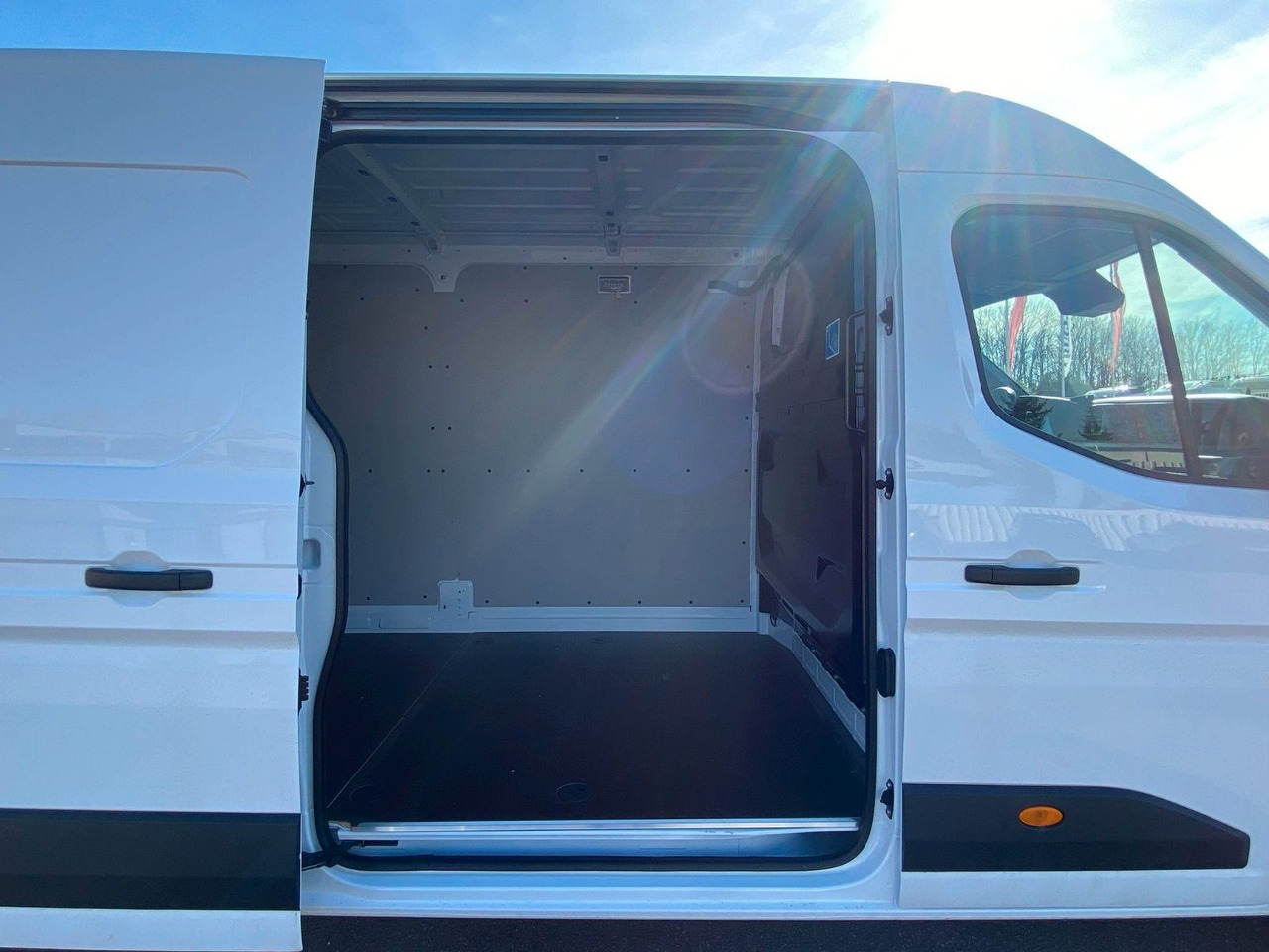 Новый Цельнометаллический фургон, Электрический фургон Renault Master E-Tech 145.35 L3H2: фото 8