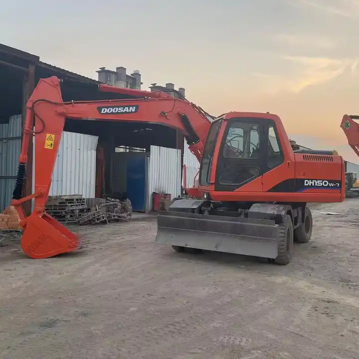 Second Hand Wheel Excavator Doosan 150W 15ton Industrial Machinery with EPA Factory Price for Sale - Экскаватор: фото 1