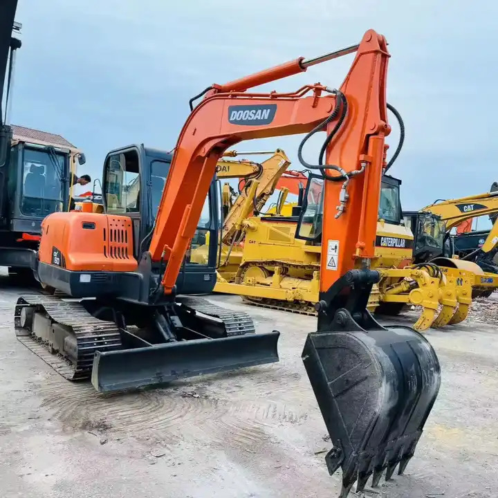 Used Doosan Excavator 6ton Earth-moving Machinery Dx60 With Lower Working Hours And Best Quotation In Shanghai - Гусеничный экскаватор: фото 1