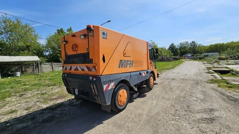 Mfh 5500 sweeper - with air conditionier - Подметально-уборочная машина: фото 3 Mfh 5500 sweeper - with air conditionier - Подметально-уборочная машина: фото 3