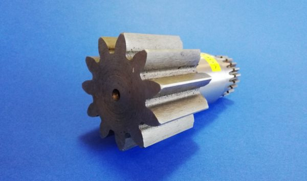 010340A Wałek silnika obrotu JCB 8018 - Поворотный редуктор для Строительной техники: фото 1