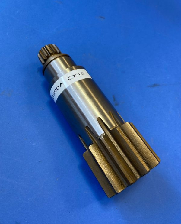 Wałek obrotu 010390A – NewHolland E18 Case CX18 - Поворотный редуктор для Строительной техники: фото 1