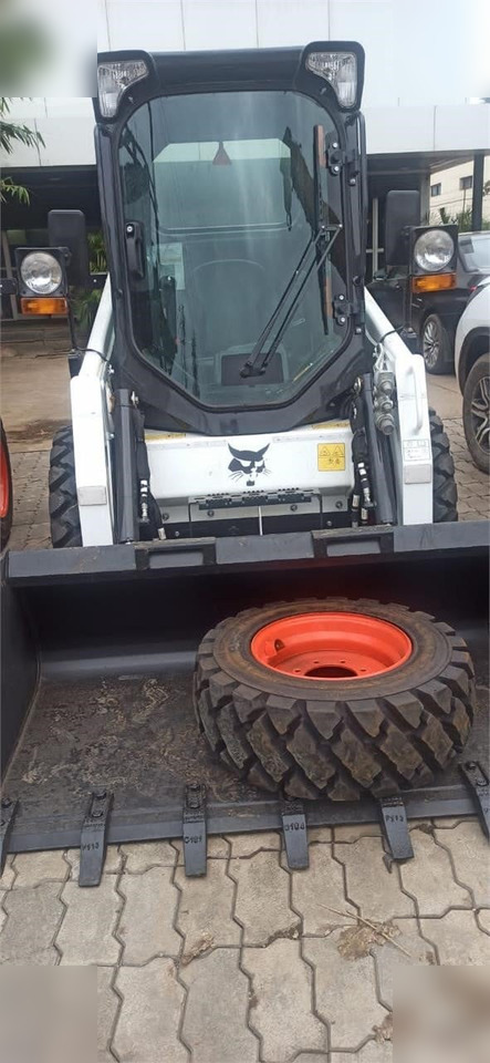 BOBCAT S450 - Мини-погрузчик с бортовым поворотом: фото 1 BOBCAT S450 - Мини-погрузчик с бортовым поворотом: фото 1