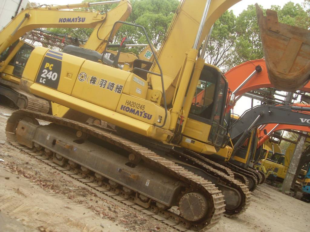 Komatsu PC240 - Гусеничный экскаватор: фото 1 Komatsu PC240 - Гусеничный экскаватор: фото 1