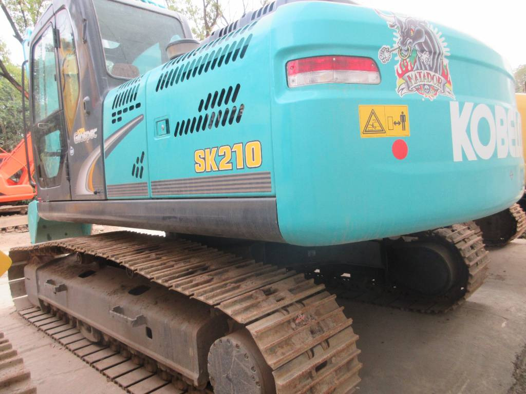 Kobelco kobeloc SK210 - Гусеничный экскаватор: фото 1 Kobelco kobeloc SK210 - Гусеничный экскаватор: фото 1