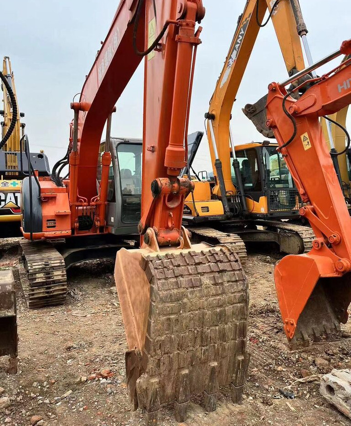 Hitachi ZX135 - Гусеничный экскаватор: фото 1 Hitachi ZX135 - Гусеничный экскаватор: фото 1