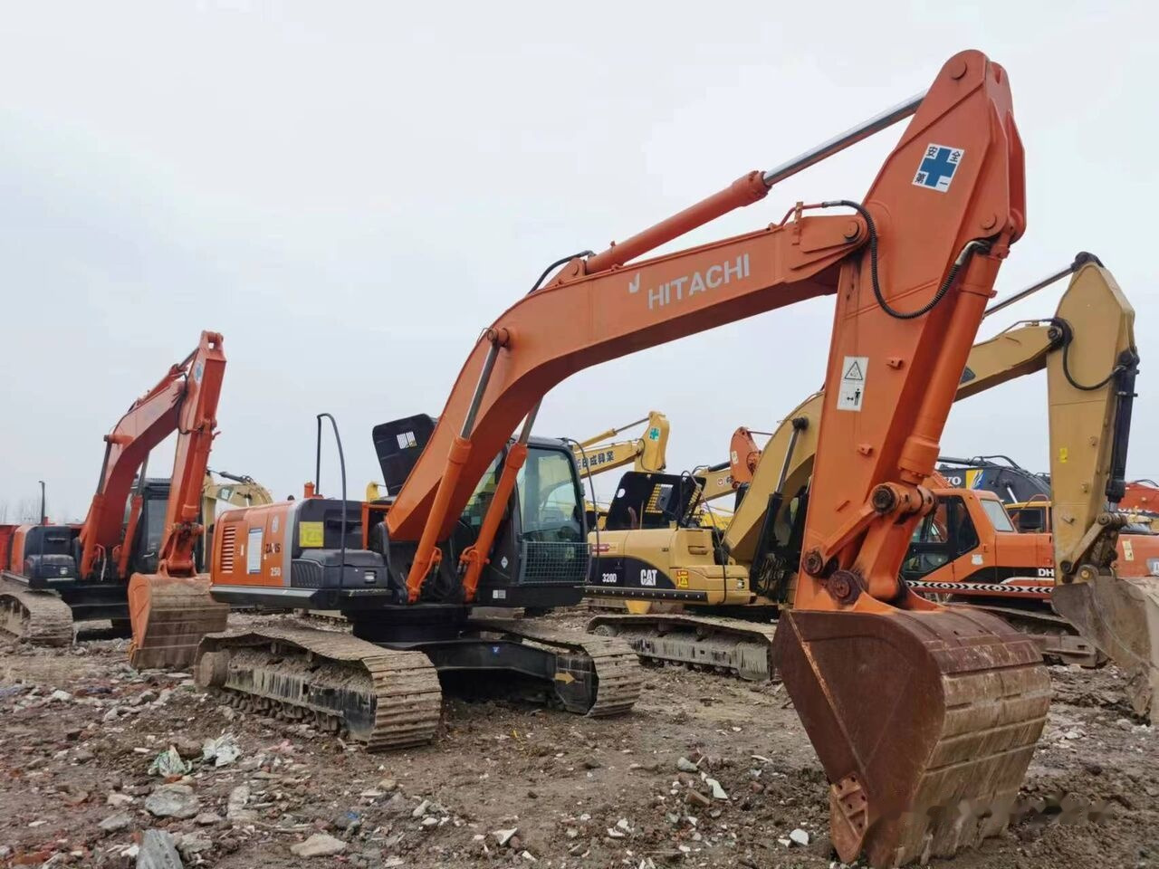 Hitachi ZX250 - Гусеничный экскаватор: фото 1 Hitachi ZX250 - Гусеничный экскаватор: фото 1