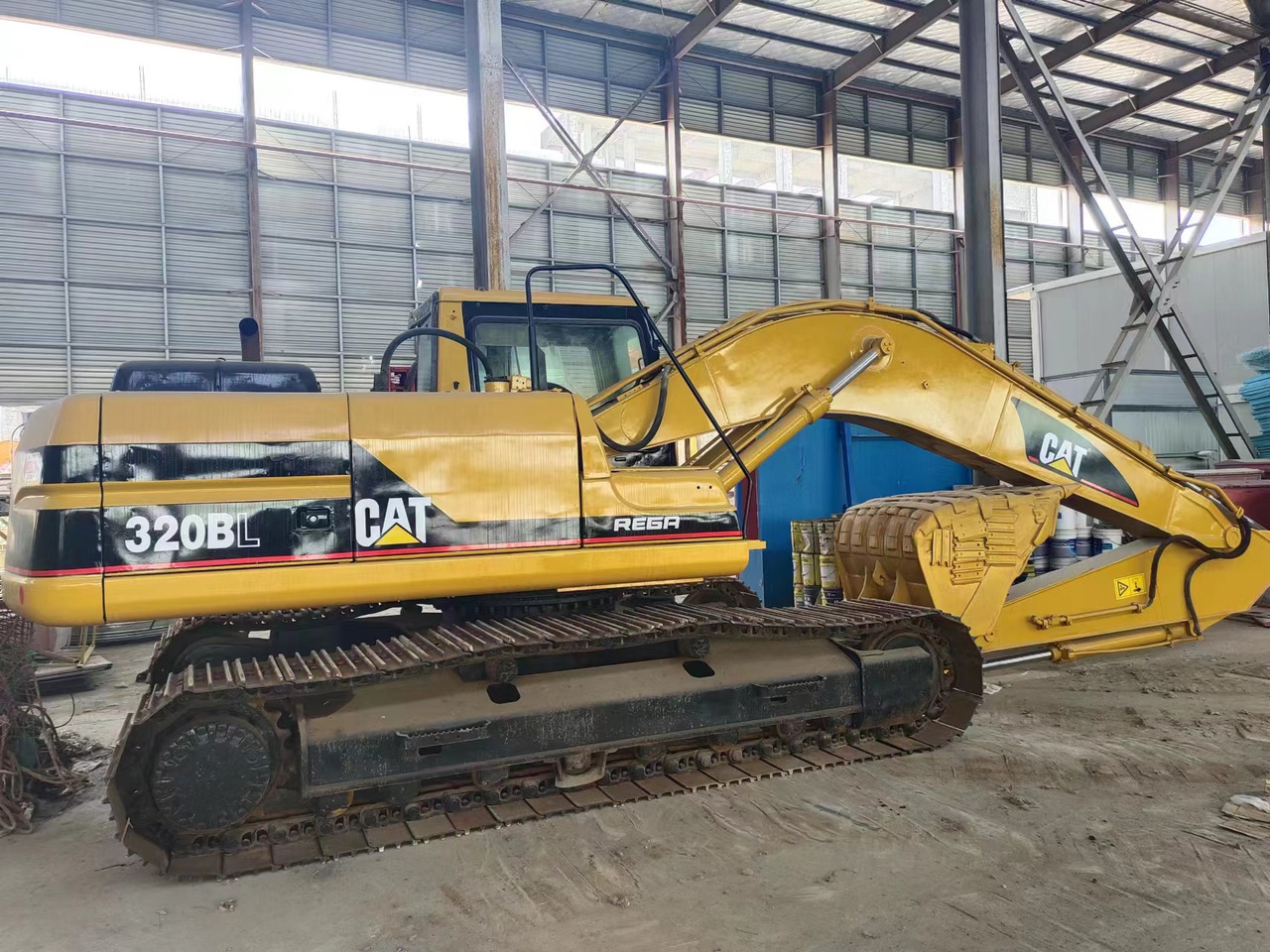 CATERPILLAR 320BL - Гусеничный экскаватор: фото 1 CATERPILLAR 320BL - Гусеничный экскаватор: фото 1