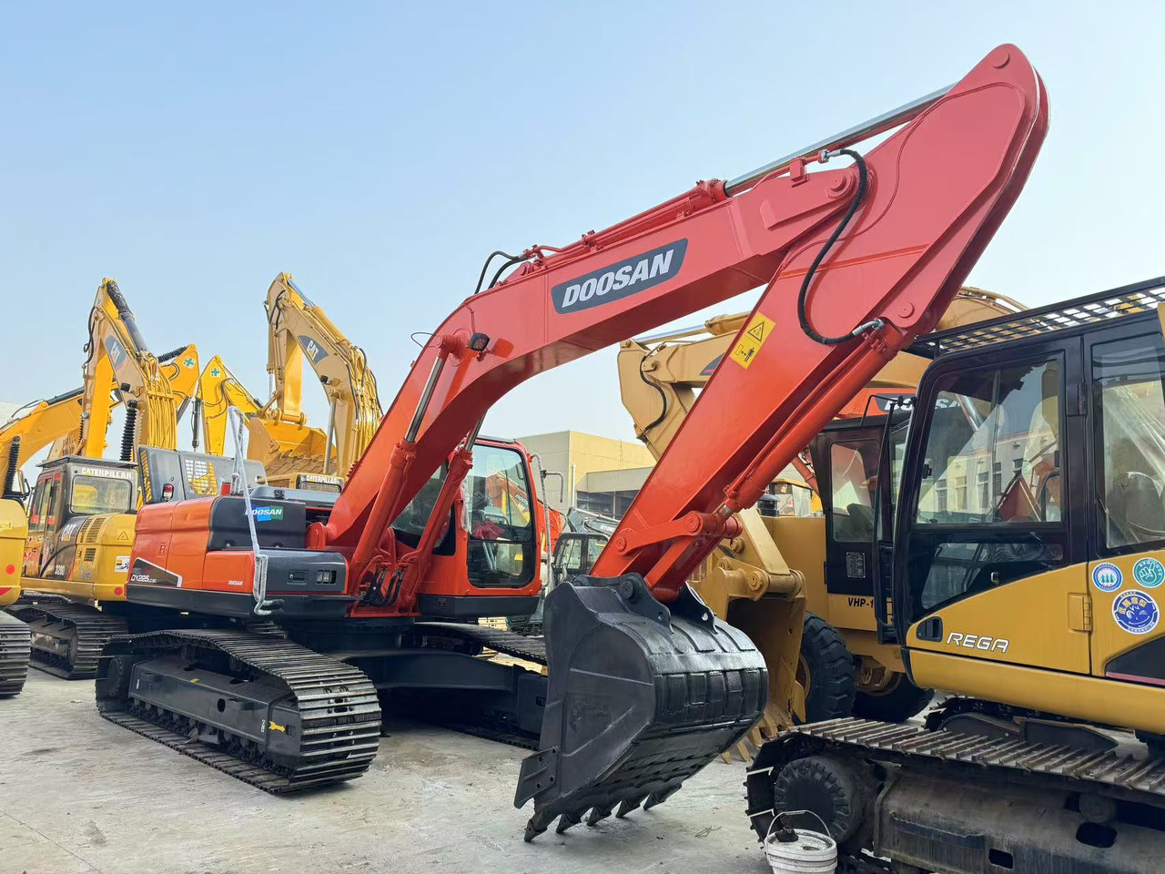 DOOSAN DX225 - Гусеничный экскаватор: фото 1