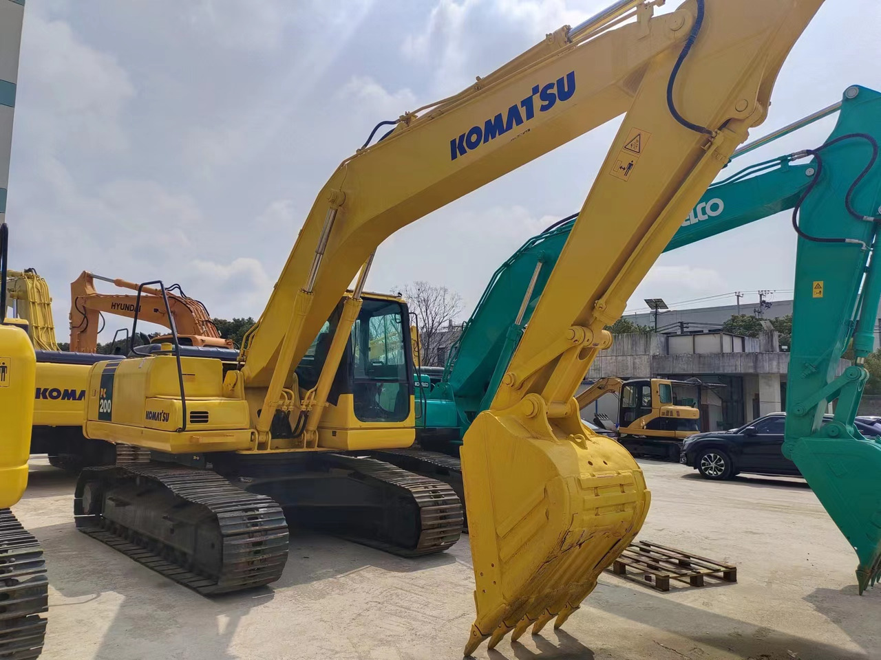 KOMATSU PC200-7 - Гусеничный экскаватор: фото 1 KOMATSU PC200-7 - Гусеничный экскаватор: фото 1