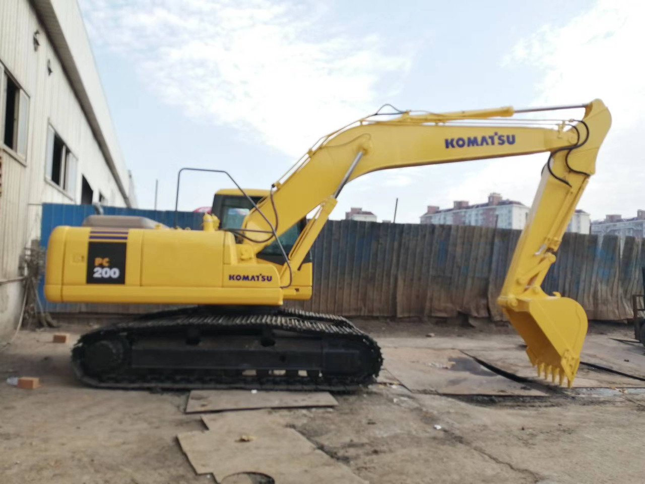KOMATSU PC200-7 - Гусеничный экскаватор: фото 1 KOMATSU PC200-7 - Гусеничный экскаватор: фото 1