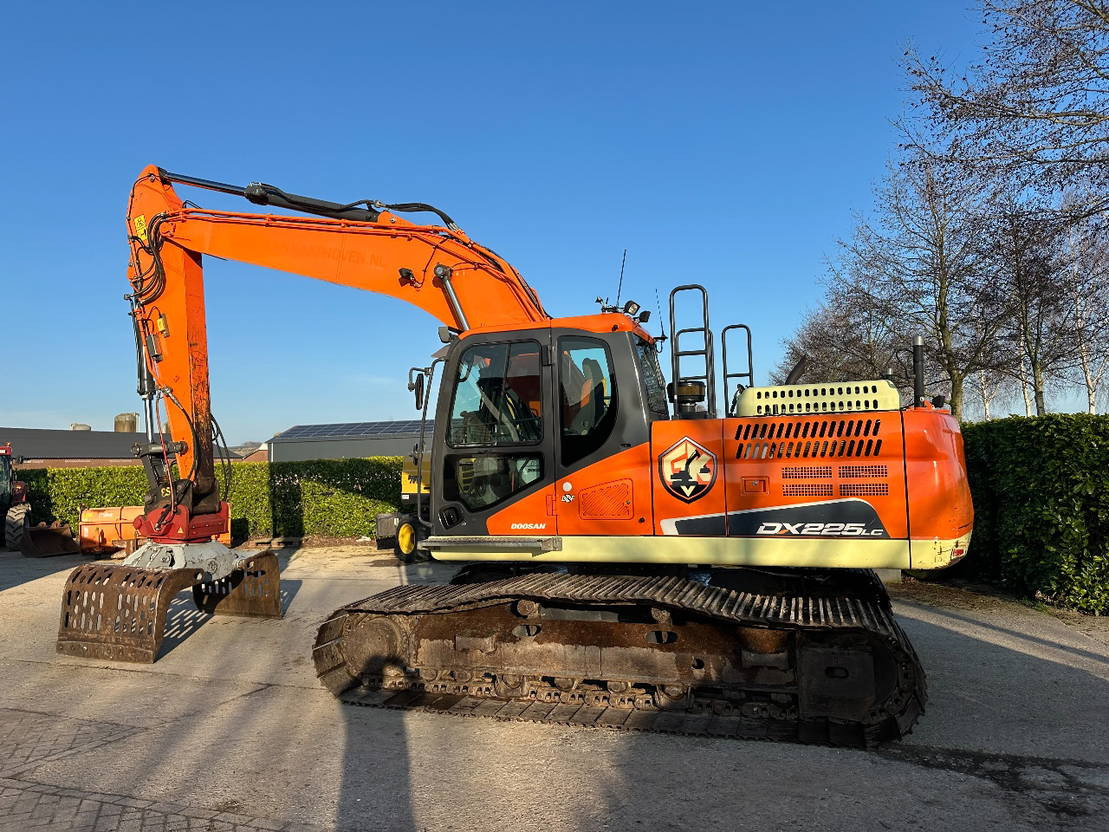 Doosan DX225LC - Гусеничный экскаватор: фото 1 Doosan DX225LC - Гусеничный экскаватор: фото 1