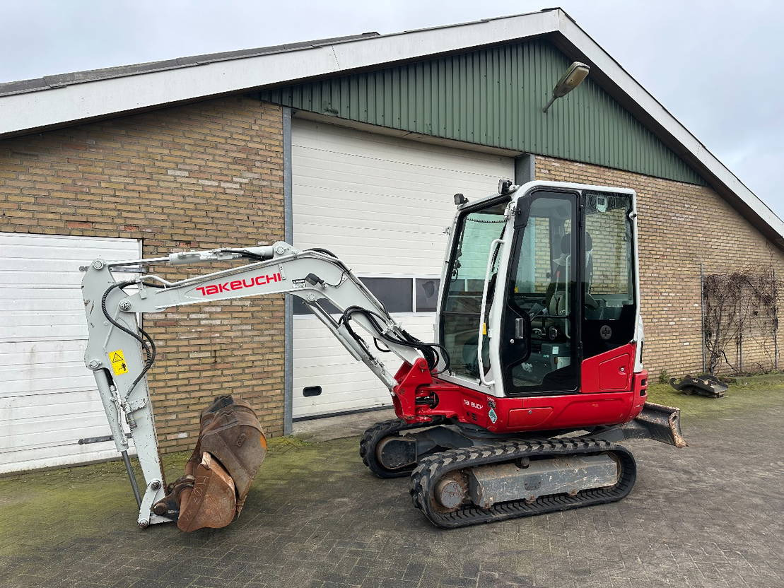 Takeuchi TB230 - Мини-экскаватор: фото 1 Takeuchi TB230 - Мини-экскаватор: фото 1