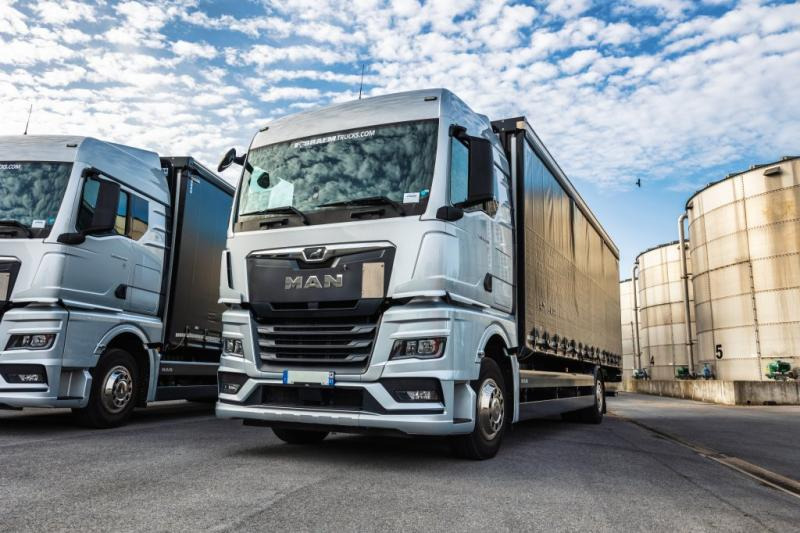MAN TGX 18.400 XLX+HAYON - Тентованный грузовик: фото 1 MAN TGX 18.400 XLX+HAYON - Тентованный грузовик: фото 1