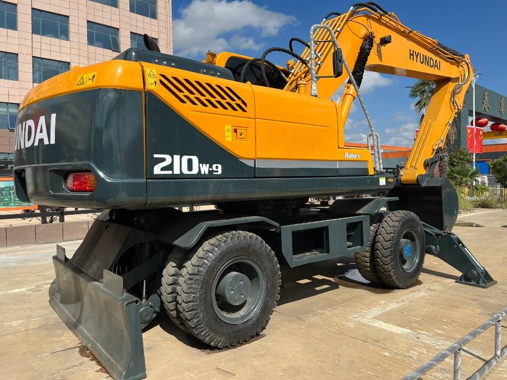 Hyundai R210W-9 - Колёсный экскаватор: фото 1 Hyundai R210W-9 - Колёсный экскаватор: фото 1