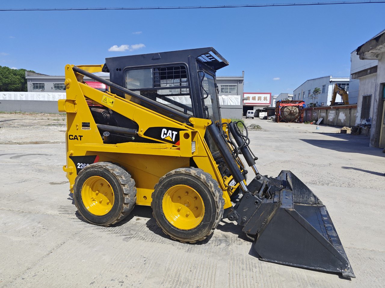 CATERPILLAR 226C - Мини-погрузчик с бортовым поворотом: фото 1