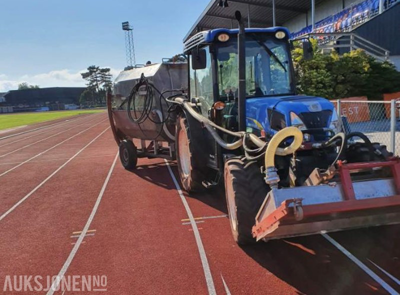 2011 New Holland T4050 - Traktor med spyleutstyr, spesielt laget for rengjøring av dekke på friidrettsbaner / løpebaner - Трактор: фото 3 2011 New Holland T4050 - Traktor med spyleutstyr, spesielt laget for rengjøring av dekke på friidrettsbaner / løpebaner - Трактор: фото 3